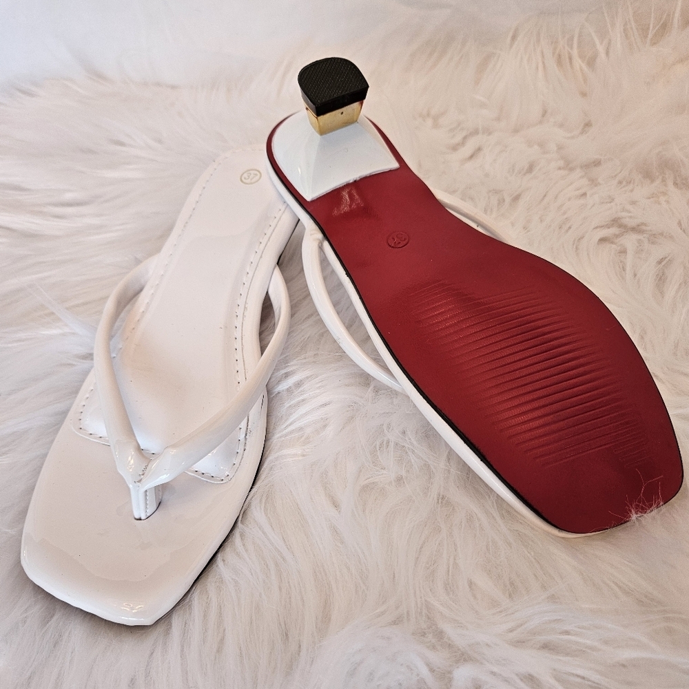Size 37 NWT Chic White Women's Thong Sandals with Golden 1" Kitty Heel, Red Sole